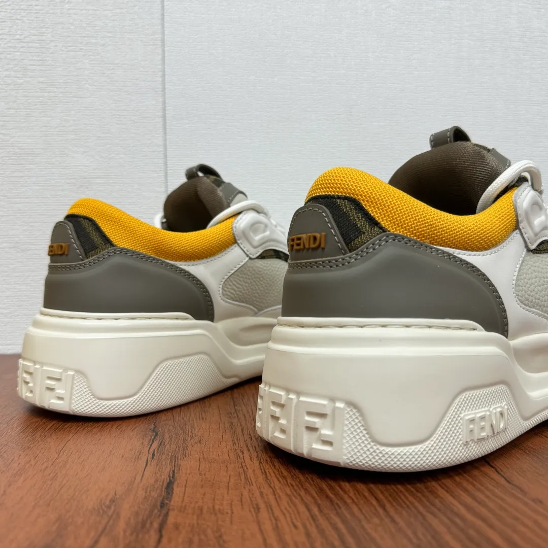 Batch 780 FENDI/FENDI Force men's sports shoes, new thick-soled lightweight lace-up low-top shoes at the counter, made of white full-grain leather and white and brown smooth leather, with padded elements. Brown FF jacquard and yellow technical fabric details. Lightweight, thick white sole with FF graphic details on the toe and heel. Main body of pebbled soft cowhide with Nappa calfskin. Contrasting color multiple composite splicing, extremely modern and youthful, webbing style lace-up hole design, multiple injection molded brand logo plastic modules on the toe, and embroidered FF logo on the side, heavy craftsmanship, full of details, super high quality control and fine workmanship! Full mesh breathable lining, ultra-light TPR foam rubber; molded outsole, lightweight and versatile, non-slip and wear-resistant! Comes with full packaging! Size: 39-40-41-42-43-44 Leather shoe size (can be customized, 38.45 cannot be returned or exchanged) Item number: 7E1728 Brown